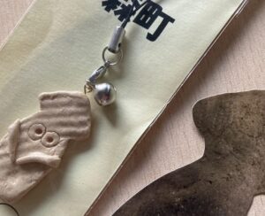 鷲ノ木遺跡のイカ型土偶を模したお土産のストラップ。縄文時代のユーモアを身近に感じられる