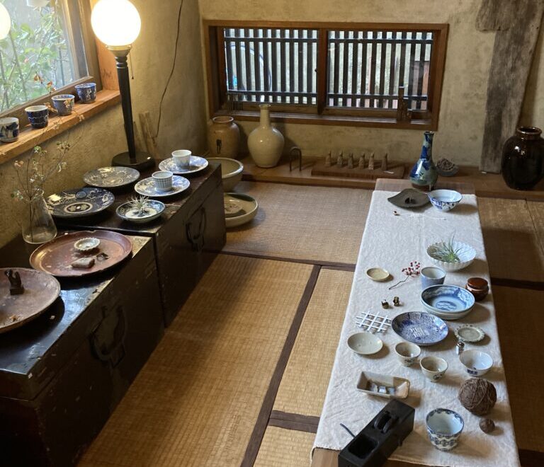 札幌円山西町flouさんのアンティークの和食器のディスプレイ