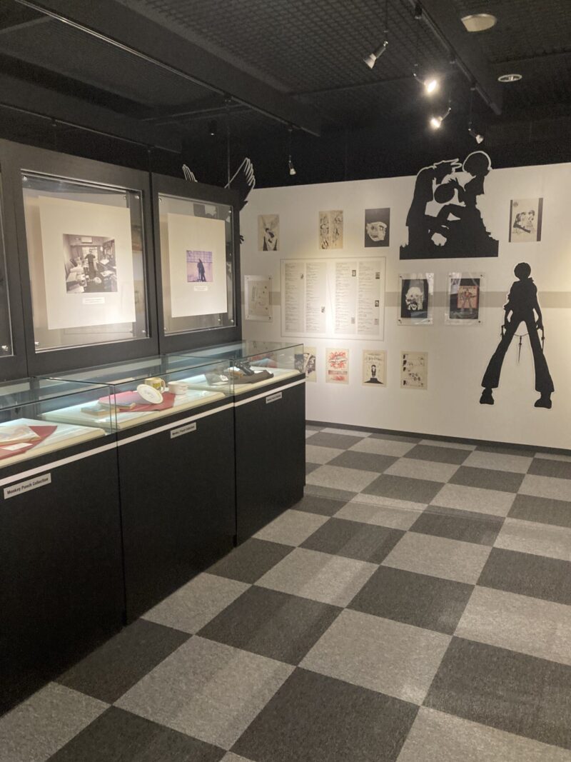 ルパン三世や峰不二子などの等身大で描かれたパネル展示