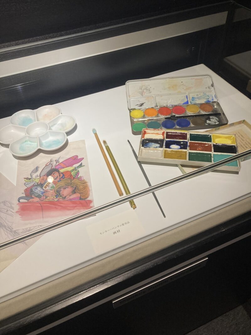 モンキー・パンチの仕事道具の絵の具が展示されている