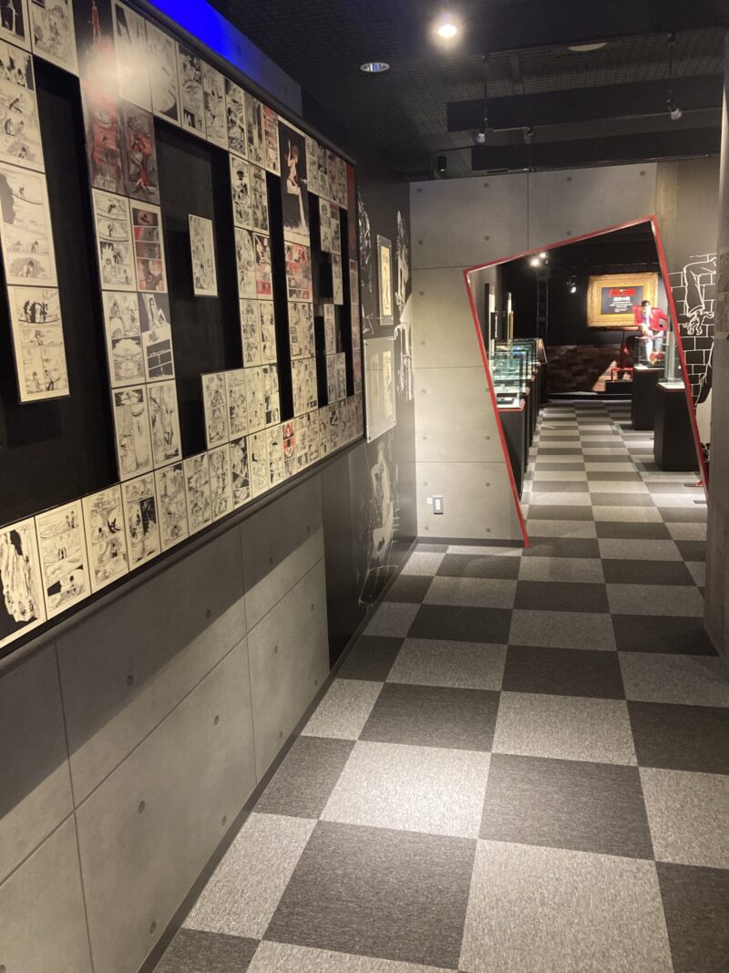 モンキー・パンチ・コレクションの出口に展示されている漫画