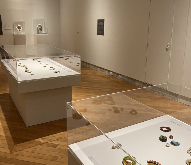 コスチュームジュエリーの展示