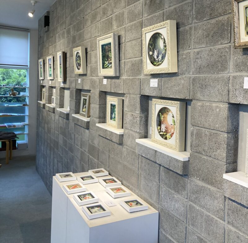 札幌・真駒内ギャラリーカモカモの黒川絵里奈切り絵展会場風景。幻想的な切り絵作品が並び、別世界への扉のようなアート空間が広がる