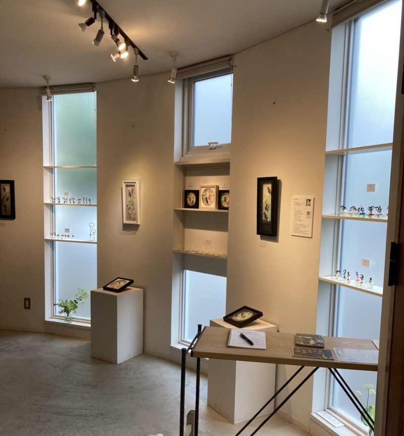 札幌真駒内ギャラリーkamokamoの展示室内