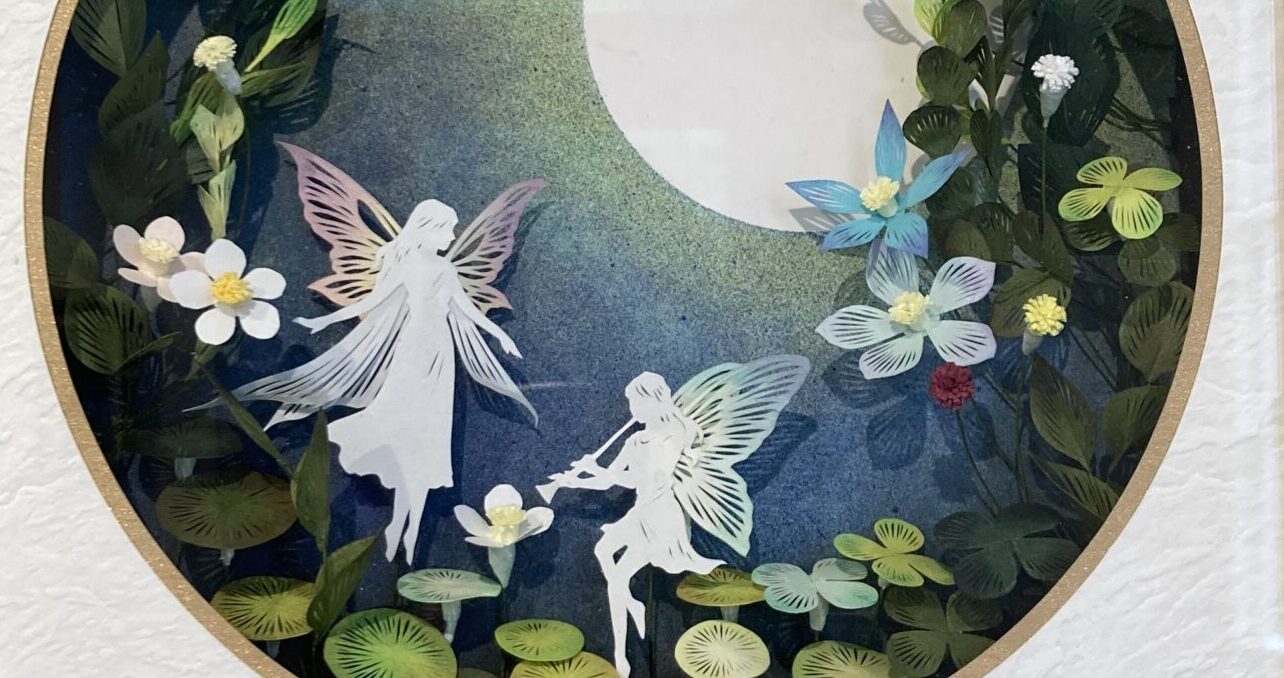 ギャラリーカモカモに展示された黒川絵里奈の切り絵作品「KIRIE ART Laboratory」。切り絵と影が織りなす幻想的な空間が魅力。