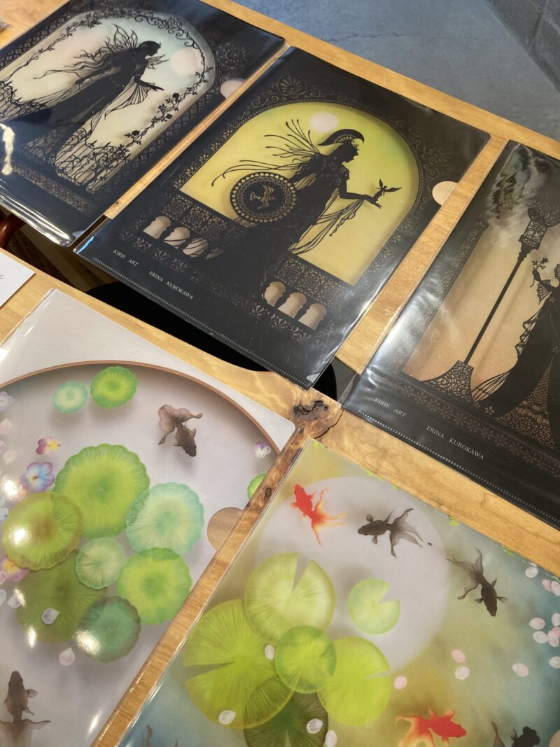 ギャラリーカモカモに展示された黒川絵里奈の切り絵作品「KIRIE ART Laboratory」。切り絵と影が織りなす幻想的な空間が魅力
