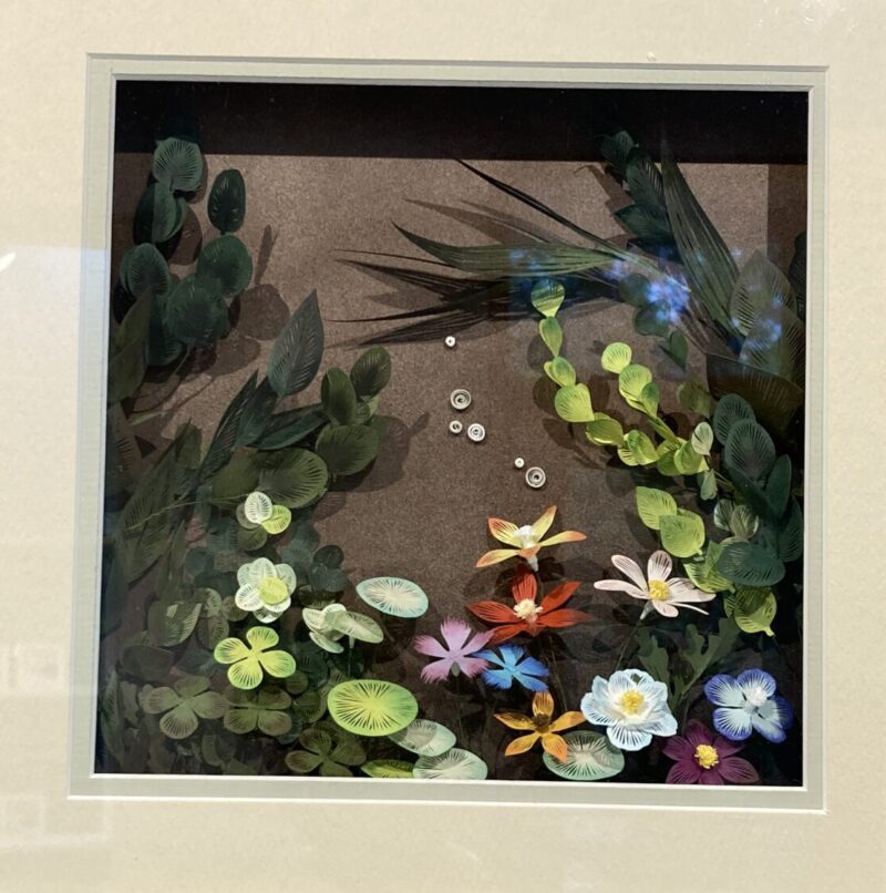 ギャラリーカモカモに展示された黒川絵里奈の切り絵作品「KIRIE ART Laboratory」。光と影が織りなす幻想的な空間が魅力。
