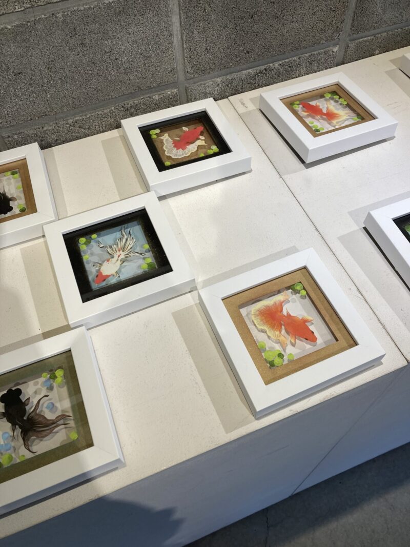 黒川絵里奈切り絵展で光が作り出す影の表現が美しい切り絵作品。額の中に小劇場が現れたような立体感が印象的。