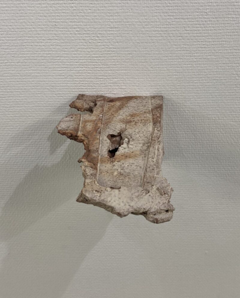 石俊久「層」陶器で表現された地層のようなインスタレーションアートの一部。割れ目がみえる。