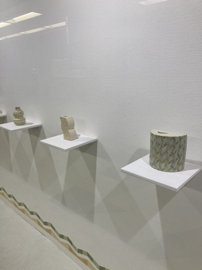 山口奈那子の「リズミカル」。ベージュの陶器が並んでいる。