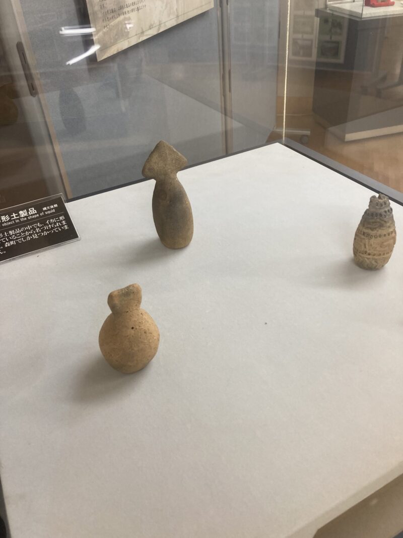 鷲ノ木遺跡から出土した、縄文人の遊び心を感じるユニークなイカ型土製品
