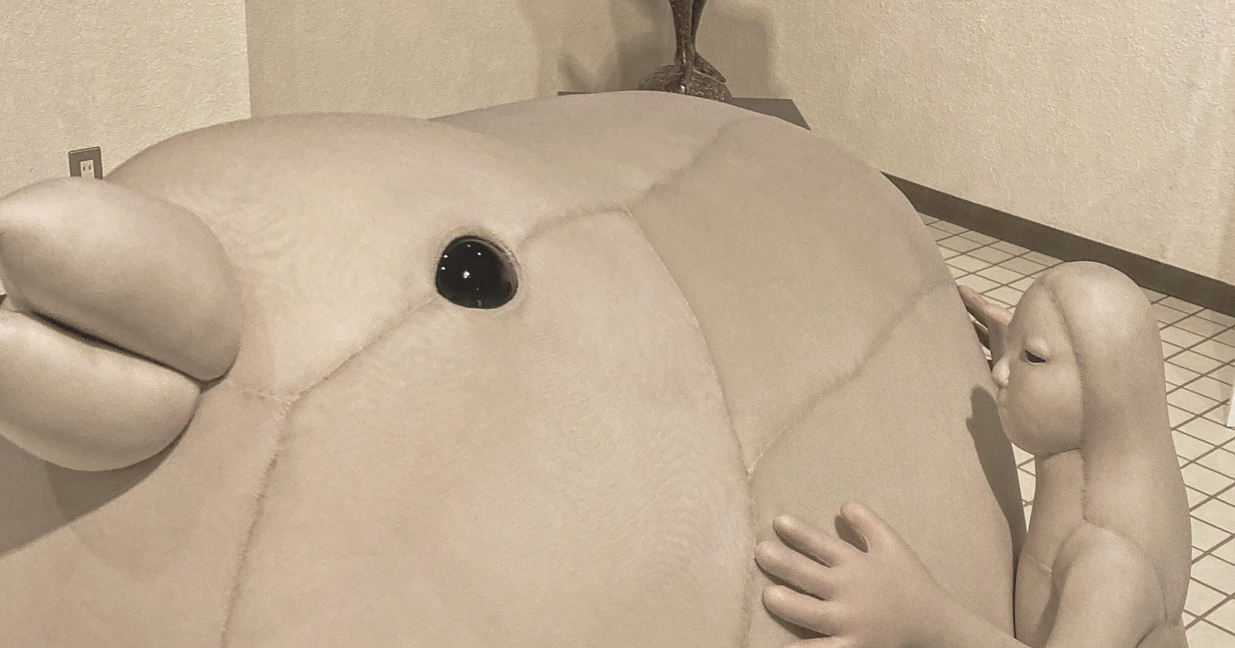 井越有紀さんの立体作品。ふんわりした丸く大きいベージュの鳥。