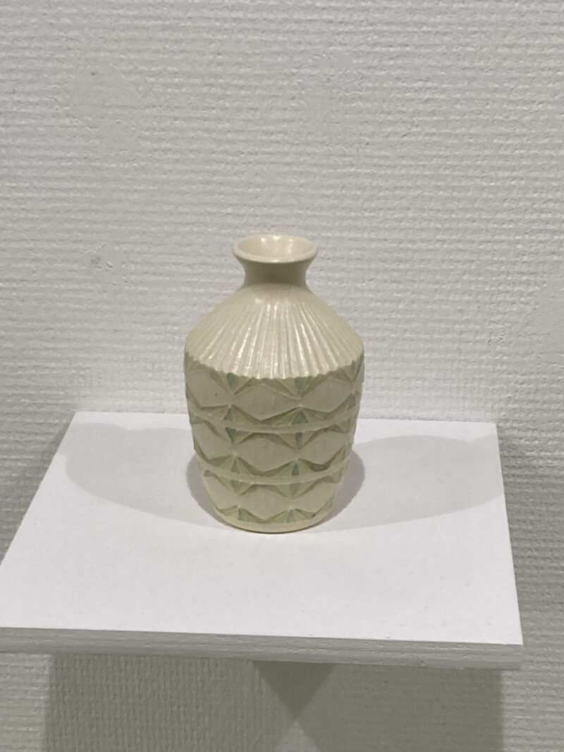 山口奈那子の「リズミカル」。ベージュの壺型の陶器。