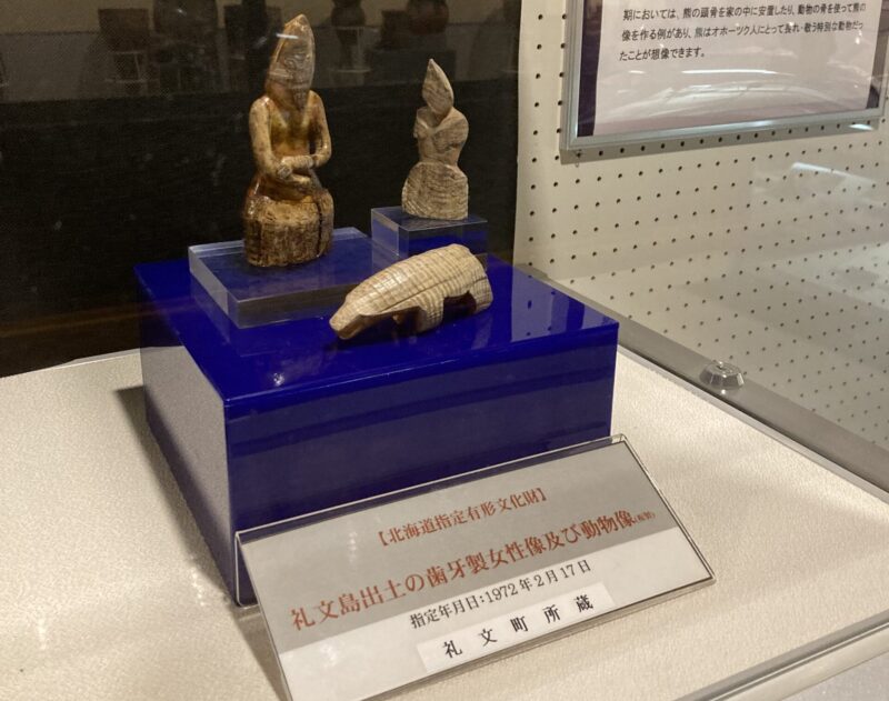 女性とクマの土偶