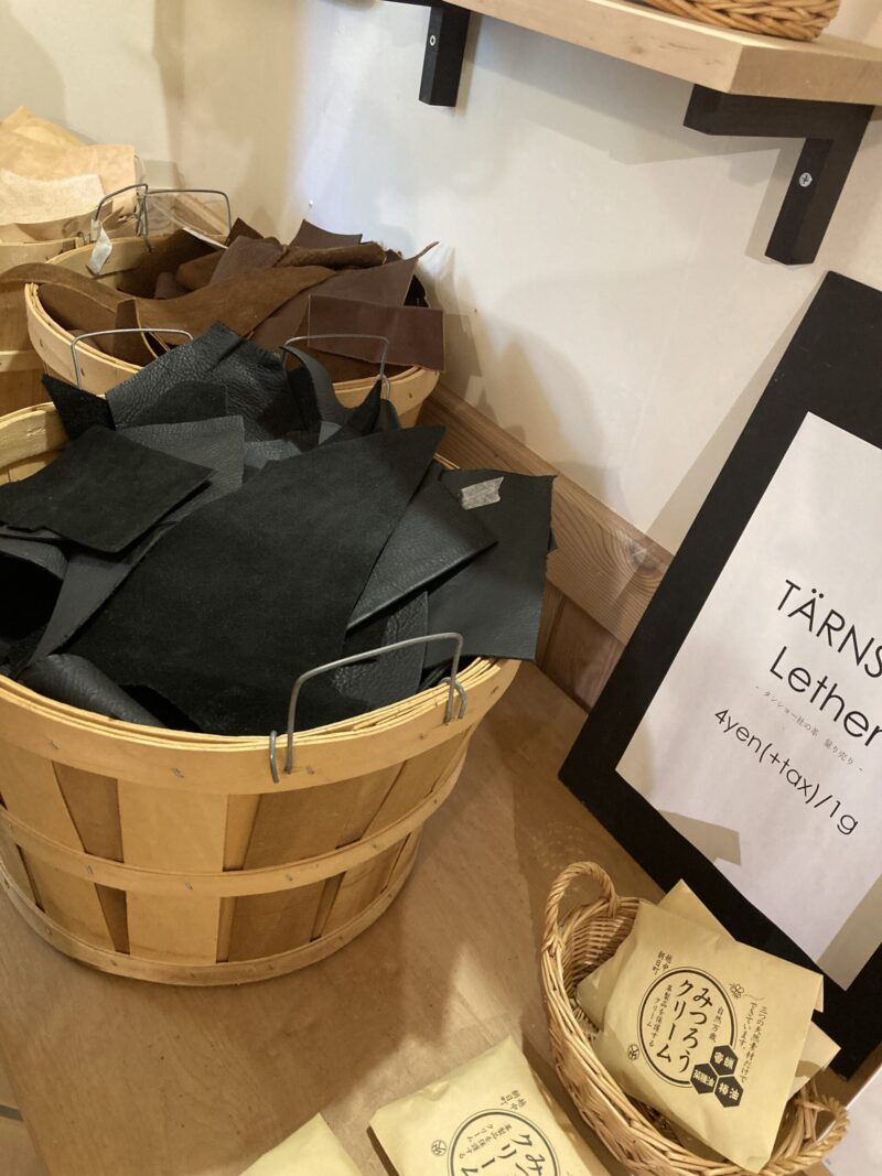 北の住まい設計社１F皮のハギレ