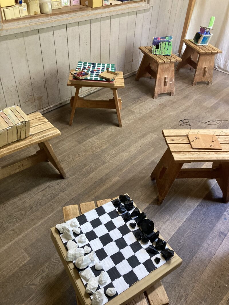 床に並べらた立体作品