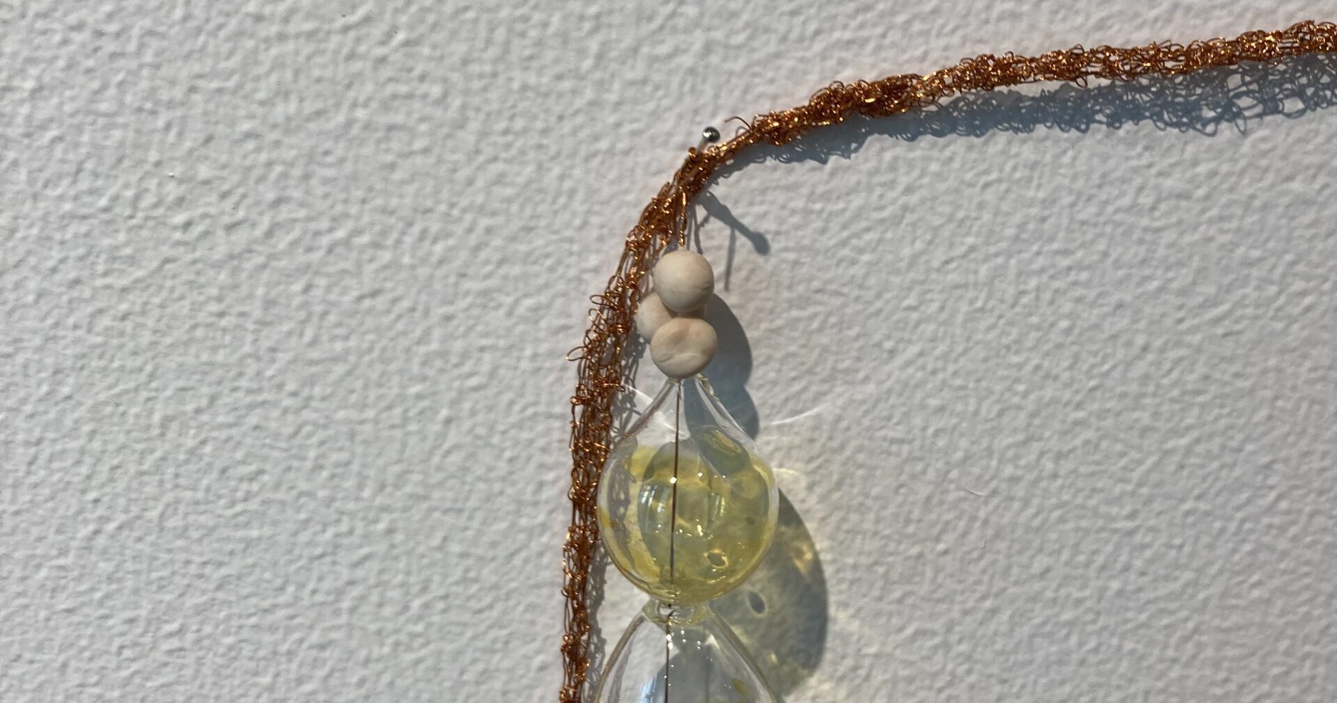 糸で編まれた豆のツルとガラスの豆