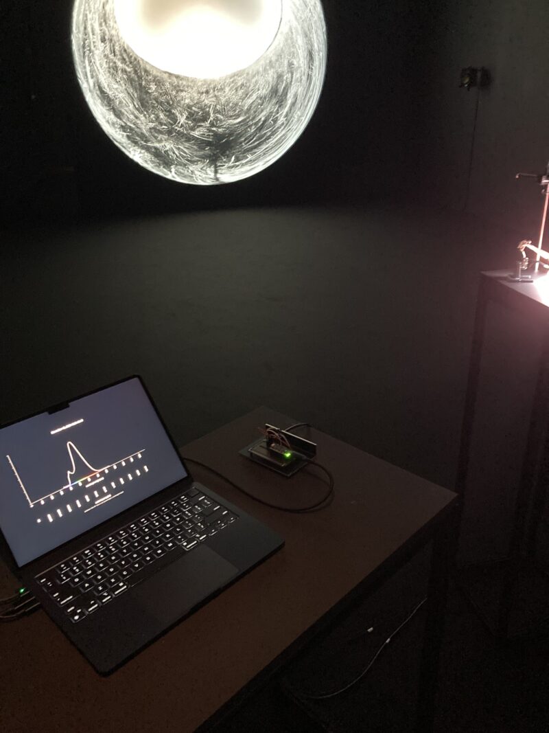 芸森リフレクションズ展示作品「恒星光と顔料のスペクトルの可聴化」平川紀道