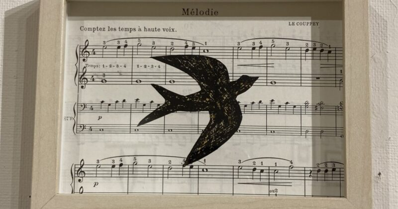 オオニシアツミ楽譜の上を飛ぶツバメの絵画作品
