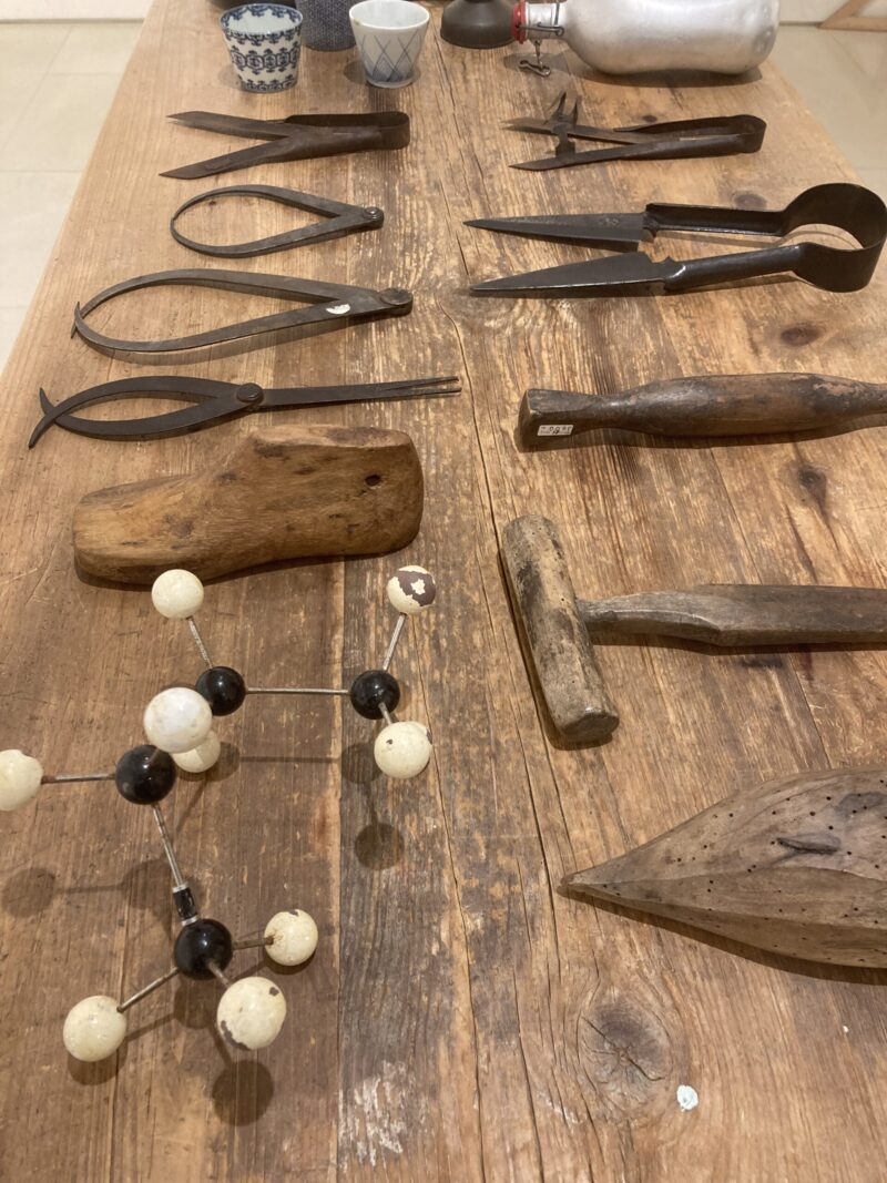 札幌グランドホテル、オオニシアツミ個展、展示されている古道具