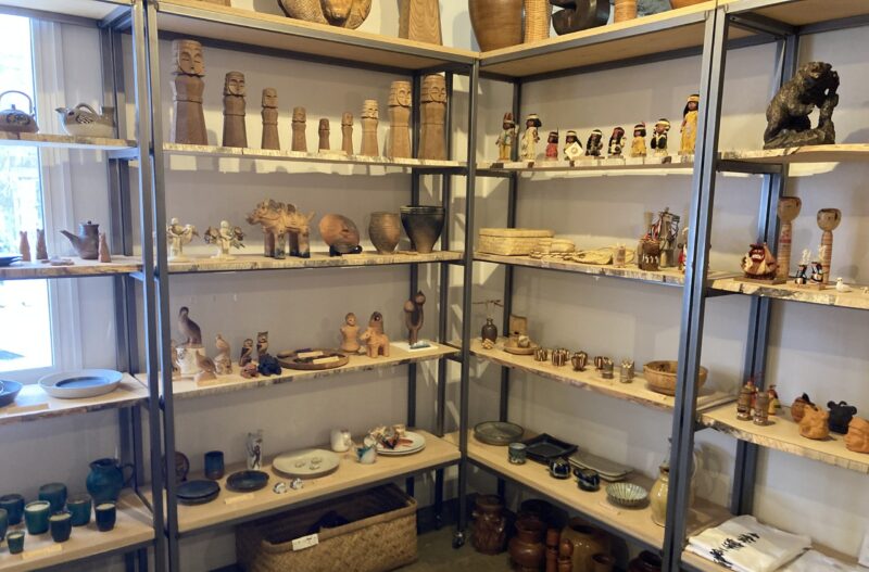 札幌の古道具店「十年二十年」の店内ディスプレイ