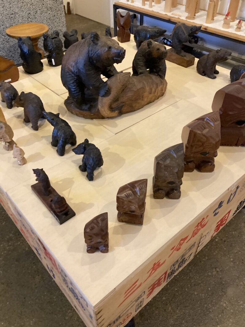 札幌古道具店十年二十年で販売している手工芸品のこ木彫り熊