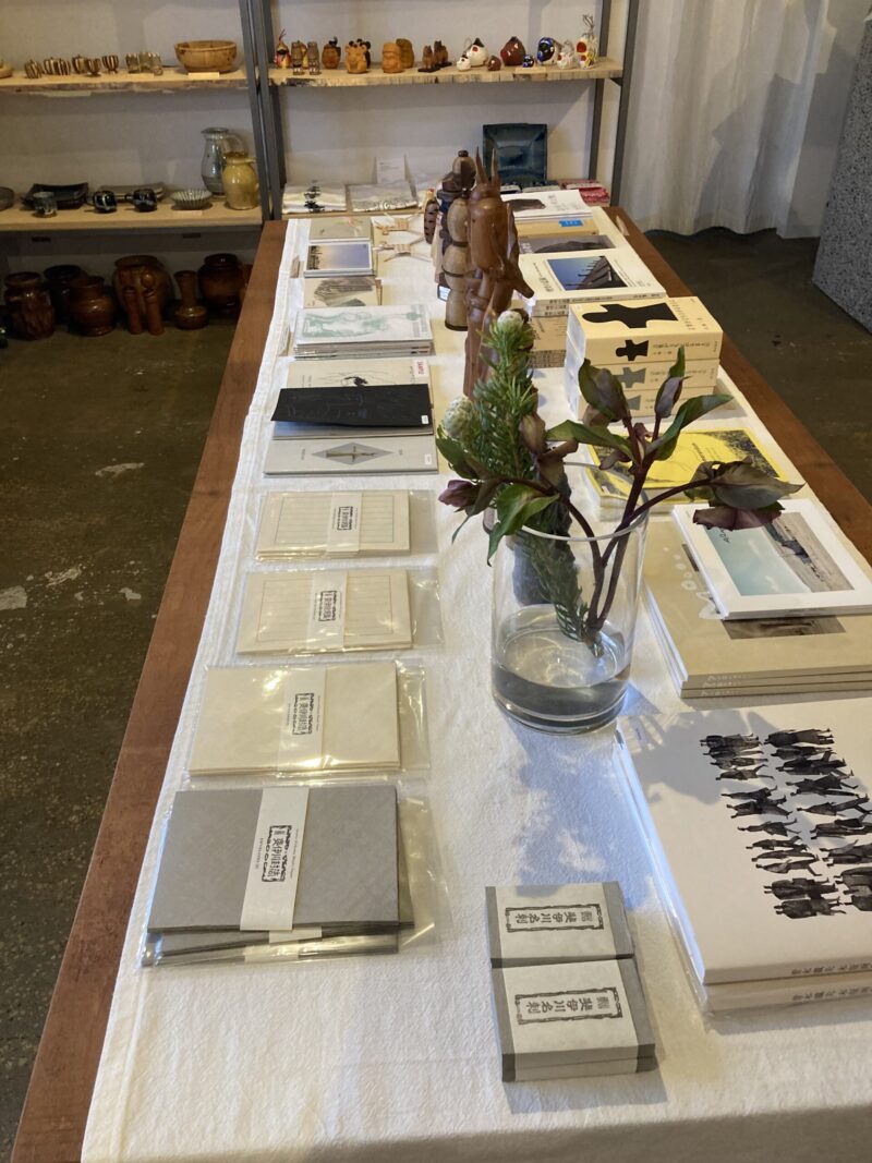 札幌の古道具店「十年二十年」の店内ディスプレイ