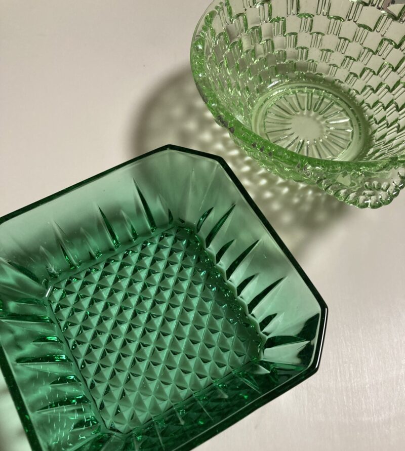 手前は1970年代フランス、アルコロック社ヴィンテージガラスウェア