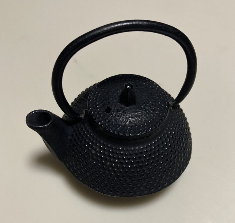 十年二十年で取り扱う伝統的なあられ模様の鉄瓶のミニチュア