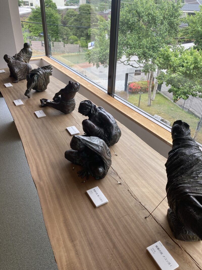 本郷新記念札幌彫刻美術館記念館からの眺め。窓際に本郷新の彫刻が並べられている。