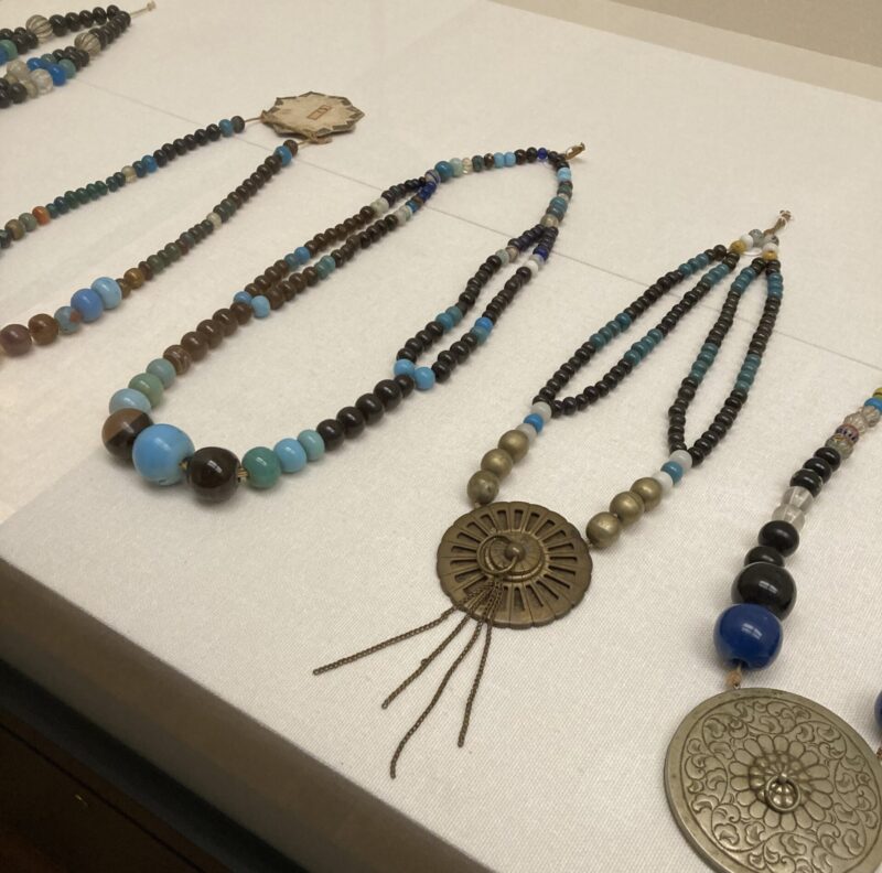 アイヌの死者と共に埋葬された首飾り