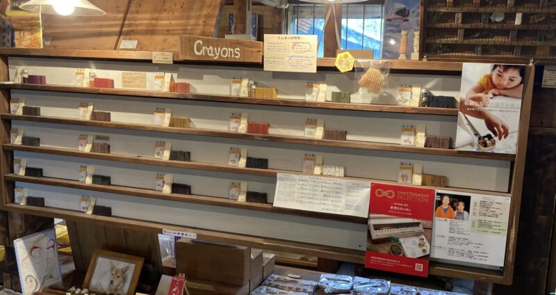 手作りクレヨンが並んだ棚