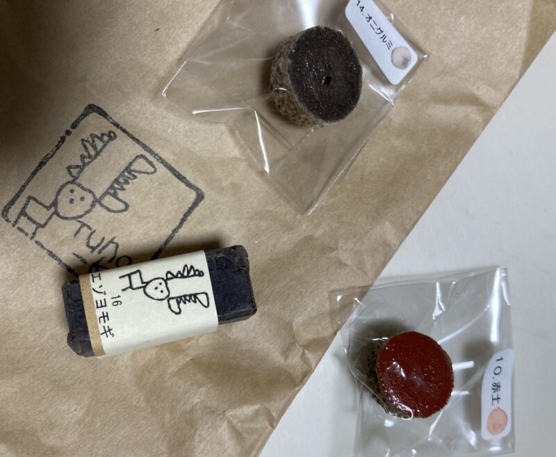 どんぐりの帽子やくるみの殻に入った手作り絵の具とクレヨン