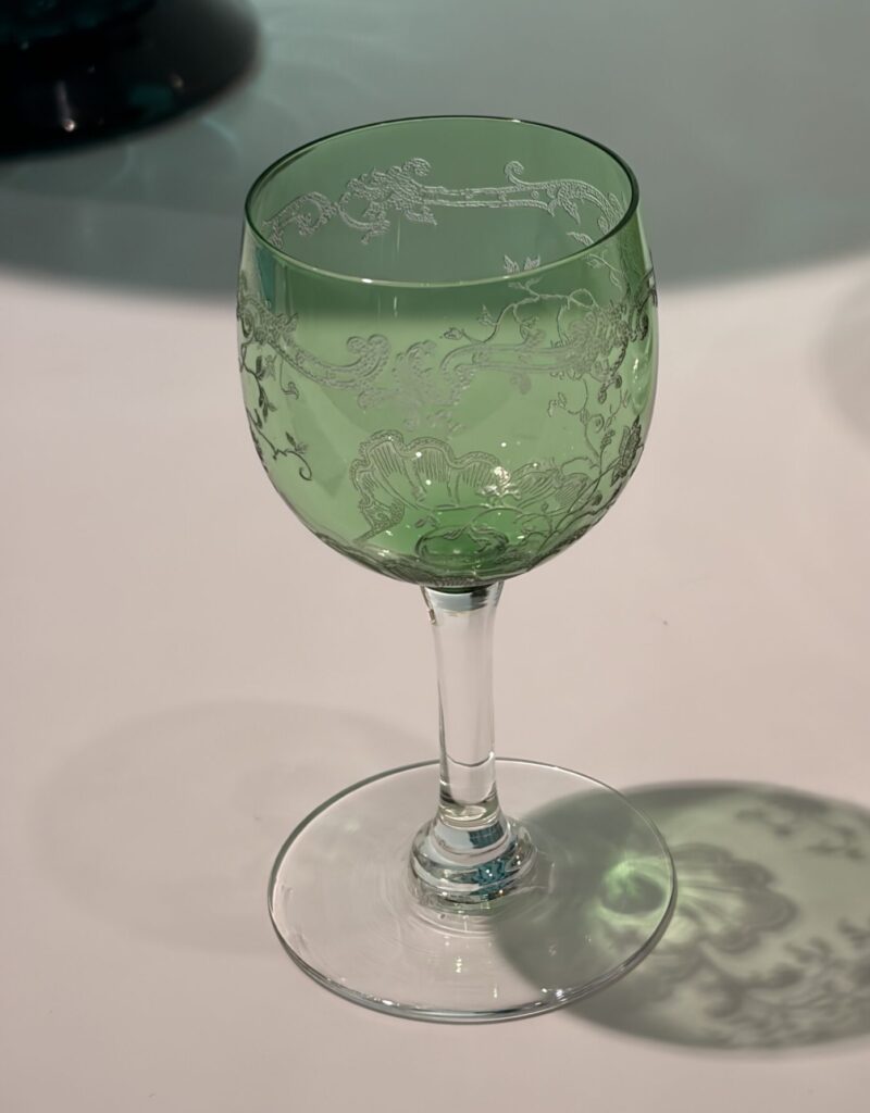 19世紀イギリスの工房で作られたワイングラスの展示風景