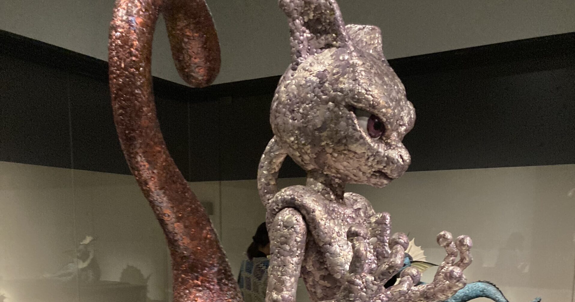 吉田泰一郎氏作成のミュウツーが展示されている様子