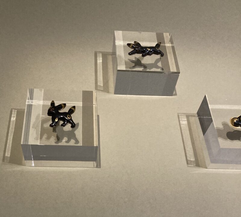 桂盛仁氏作成の帯留ブラッキー立ち姿の展示風景