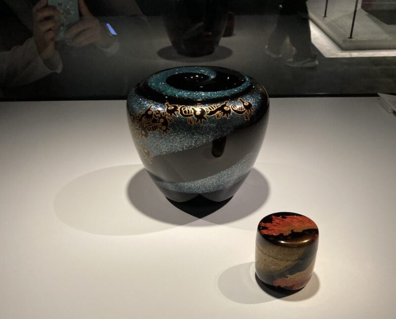 田口義明氏作成の乾漆蒔絵螺鈿蓋物「遊」の展示風景