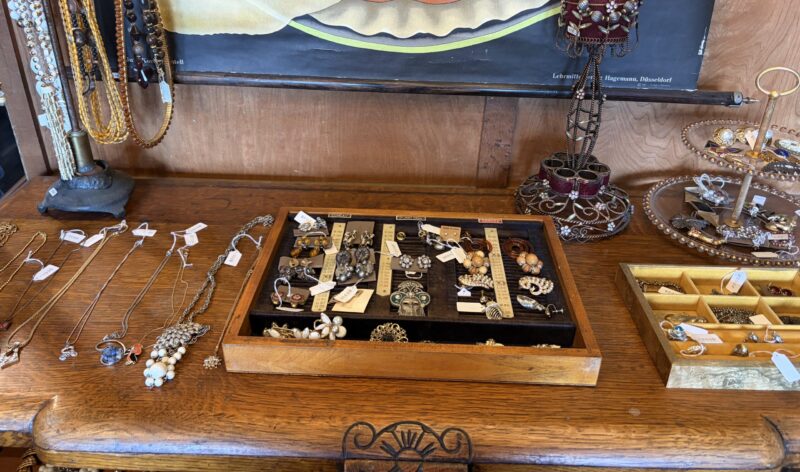 antiques_softenの奥のフロアにあるヨーロッパのアンティークジュエリー