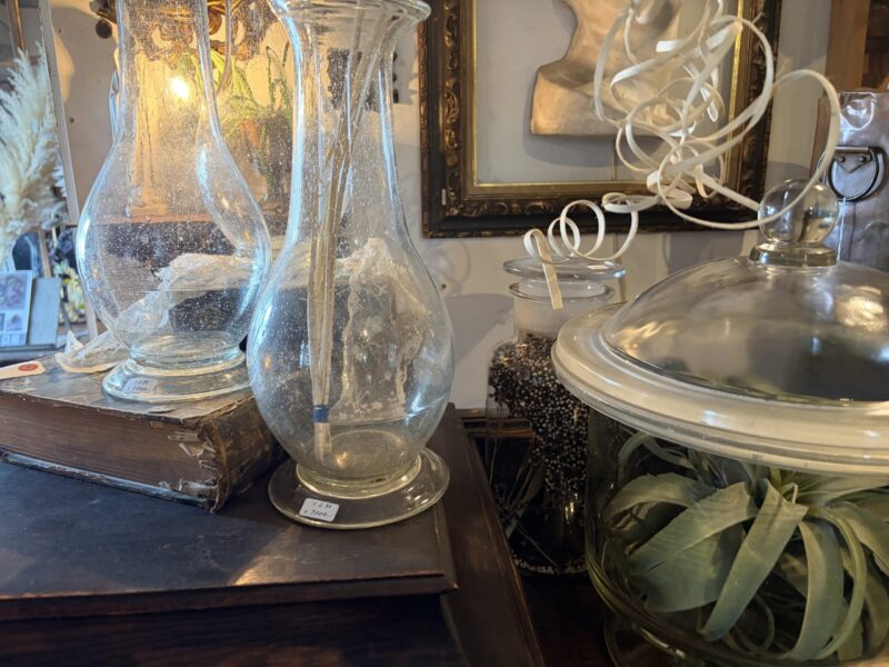窓からの光を受けるantiques_softenのアンティークガラス製品